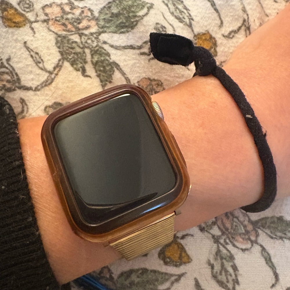 Apple Smartwatch 5 40mm with Gold Band